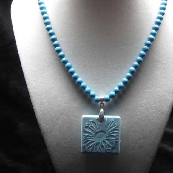 3/$20 | Aqua bead and ceramic daisy necklace - Picture 2 of 8